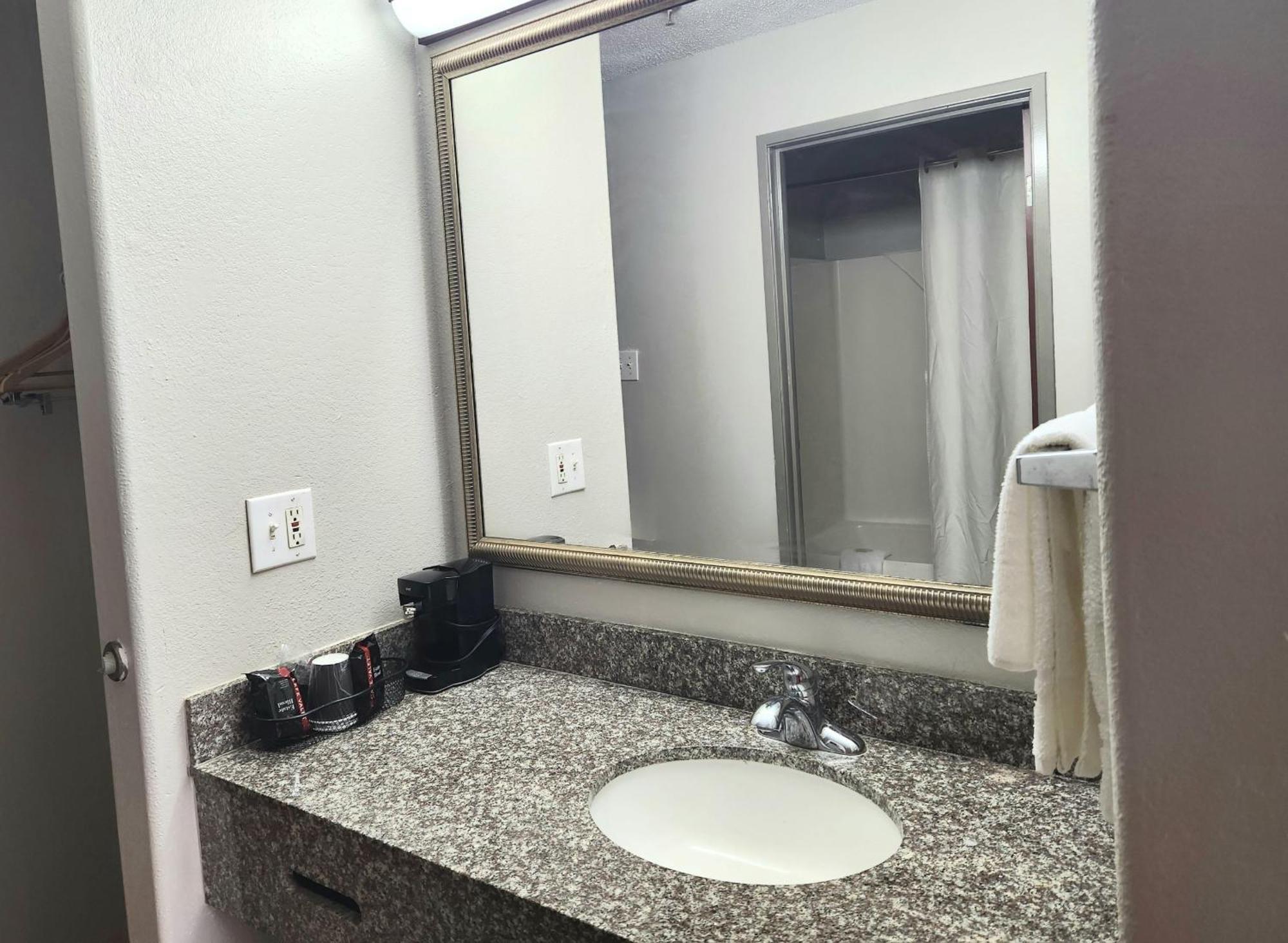 Days Inn By Wyndham Lafayette Scott エクステリア 写真