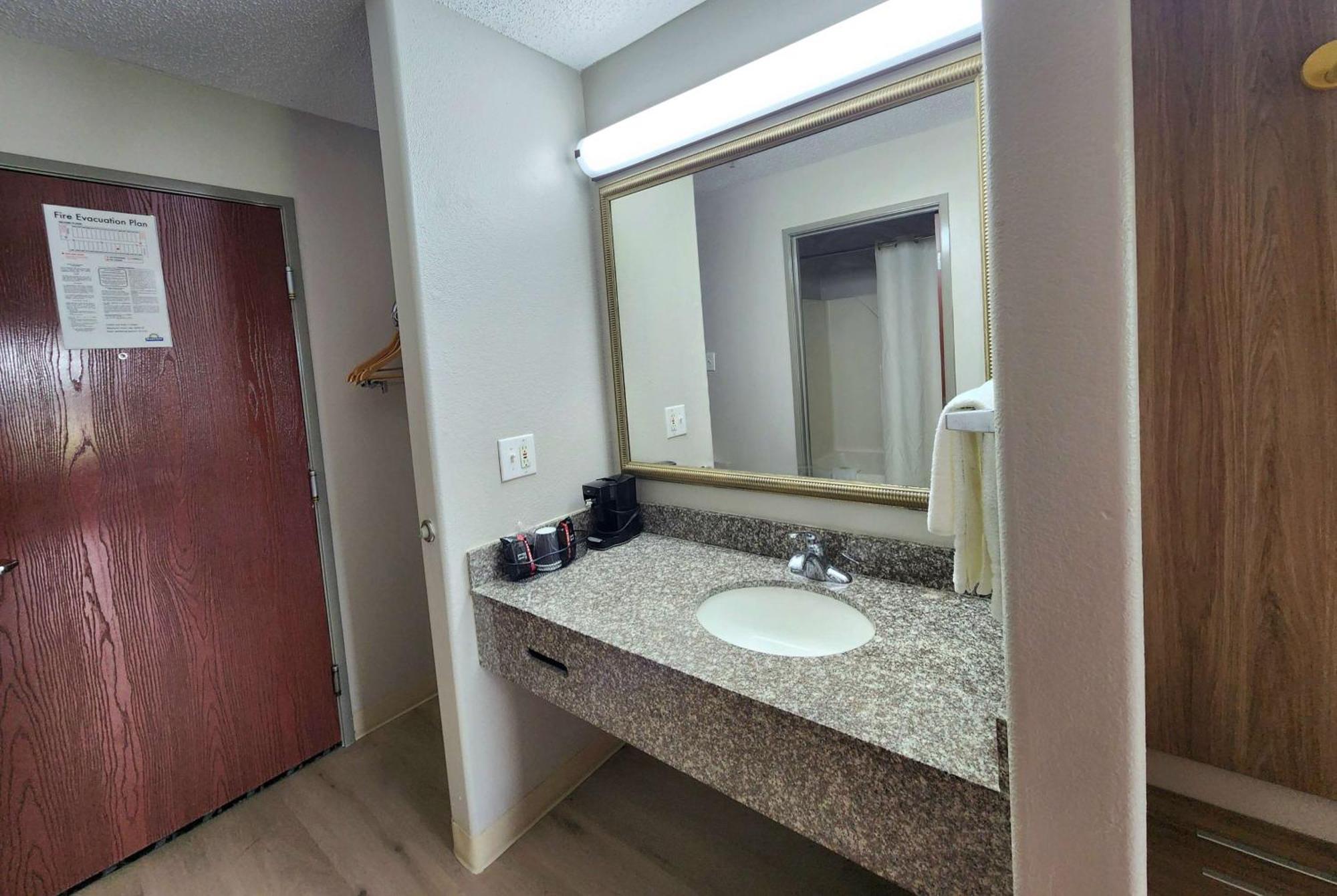 Days Inn By Wyndham Lafayette Scott エクステリア 写真