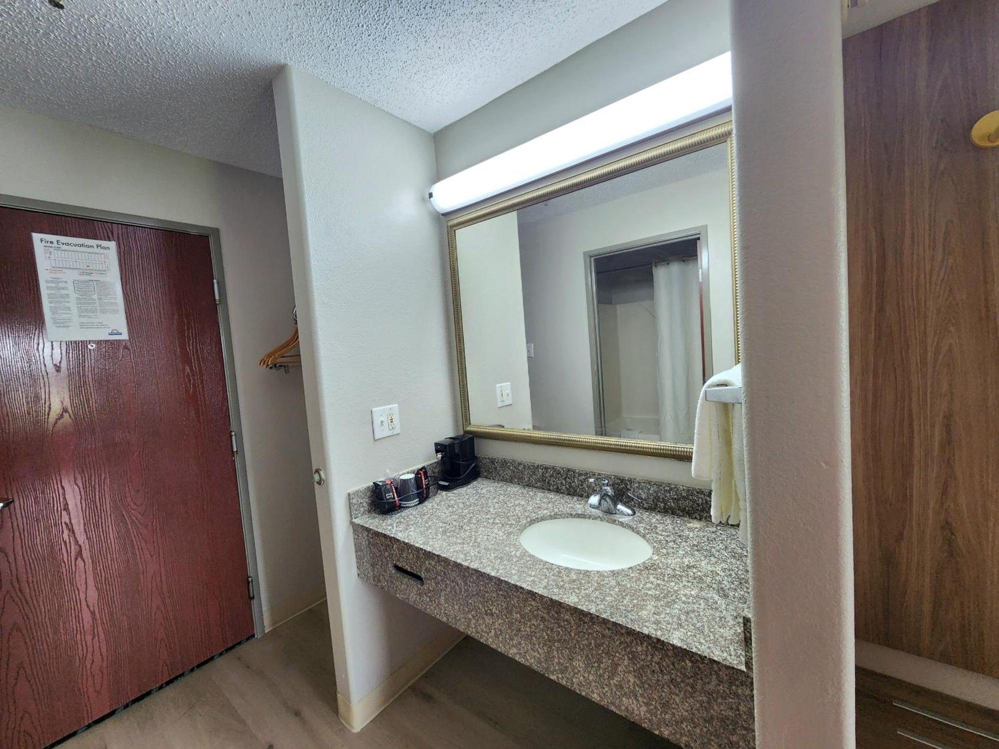 Days Inn By Wyndham Lafayette Scott エクステリア 写真